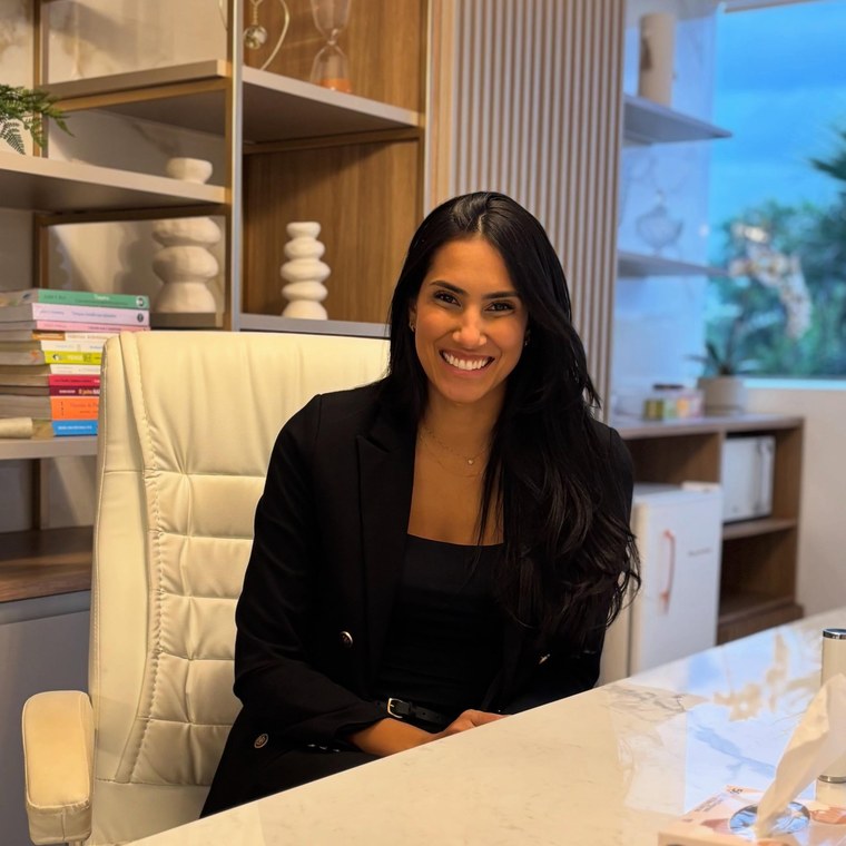 Dra. Gabrielly Figueiredo em seu consultório na Clínica Médica NeuroCare